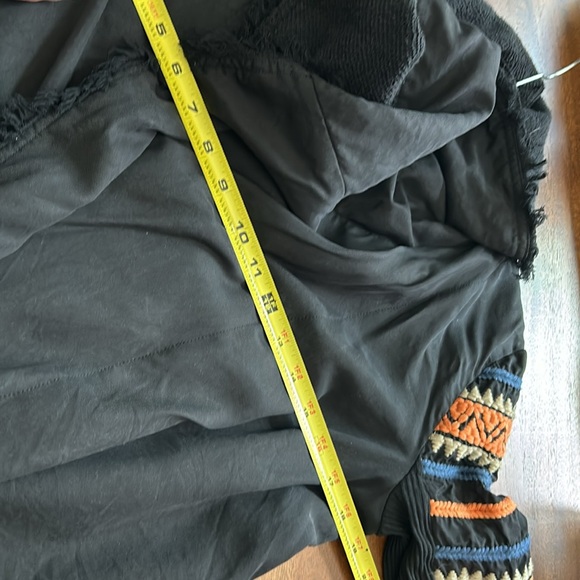 Ripcurl waterfall jacket. Size medium. Great condition. Aztec design on sleeves. - Picture 6 of 10